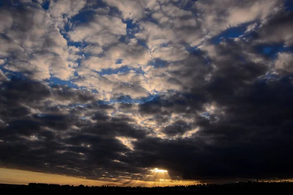 Paysage Nuageux Nuages Colorés Coucher Soleil Près Océan — Photo