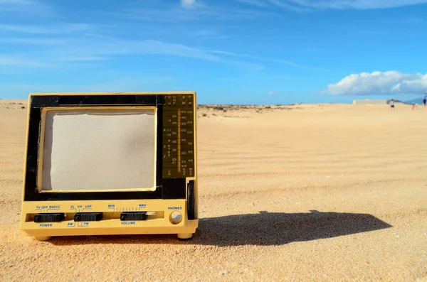 Conceptuele Foto Van Een Televisie Object Droge Woestijn — Stockfoto
