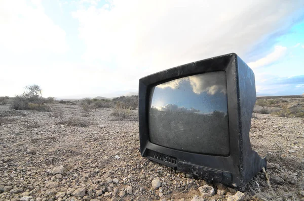 Uma Televisão Negra Quebrada Abandonada Deserto — Fotografia de Stock