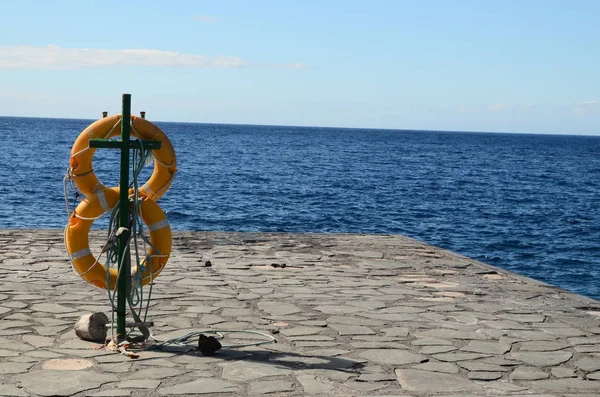カナリア諸島の桟橋にあるイエローライフセーバー ヒエロ スペイン — ストック写真