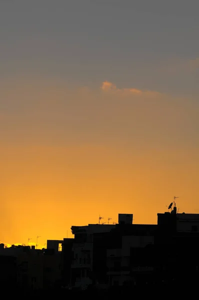 Bir Deniz Köyünün Üzerinde Gün Batımında Evlerin Siluetleri — Stok fotoğraf