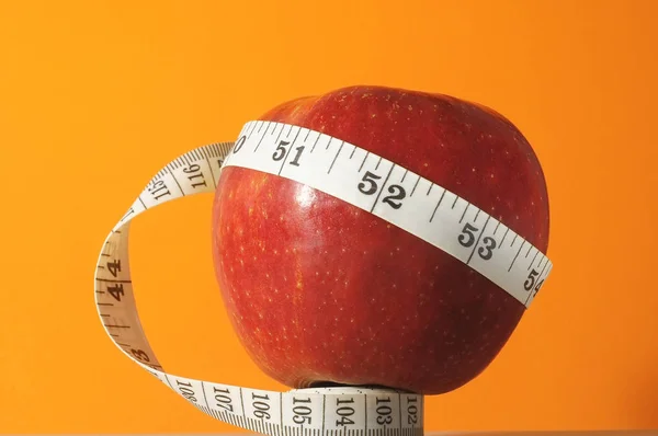 Diet Apple Och Mätare Färgad Bakgrund — Stockfoto
