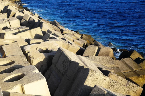 Cubos Cemento Rompeolas Protegiendo Línea Costera Puerto —  Fotos de Stock