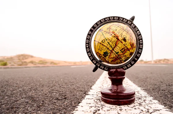 Konzeptbild Globus Erde Auf Einer Asphaltstraße — Stockfoto