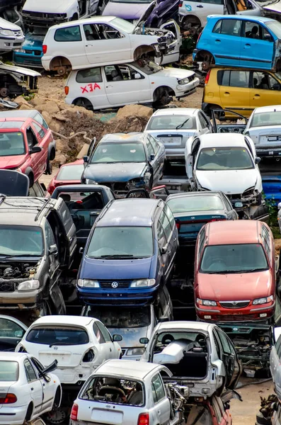 10代のカナリア諸島の墜落した車の山があるスクラップヤードスペイン — ストック写真