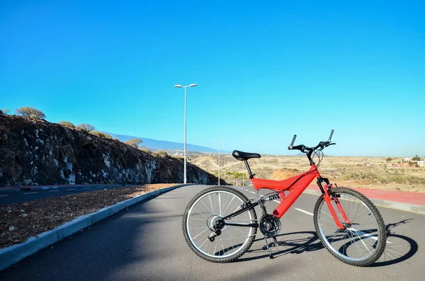 Современный Красный Велосипед Полной Подвеской — стоковое фото
