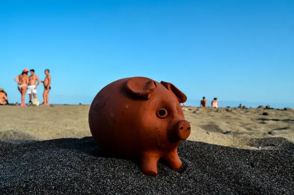 Kumsaldaki Piggy Bank Fotoğrafı — Stok fotoğraf