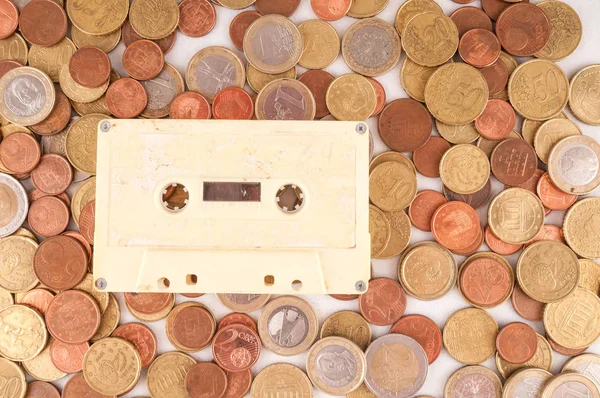 Gambar Konsep Uang Bisnis Ide Musicassette Tape Dan Coin — Stok Foto