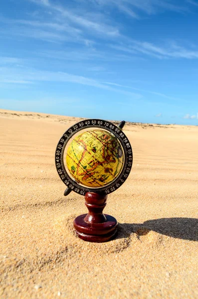 Konceptuális Fénykép Egy Föld Objektumról Száraz Sivatagban — Stock Fotó