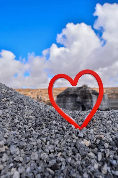 Foto Conceitual Objeto Amor Coração Deserto Seco — Fotografia de Stock