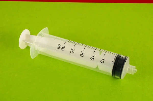 Foto Syringe Closeup Isolado Sobre Fundo Colorido — Fotografia de Stock