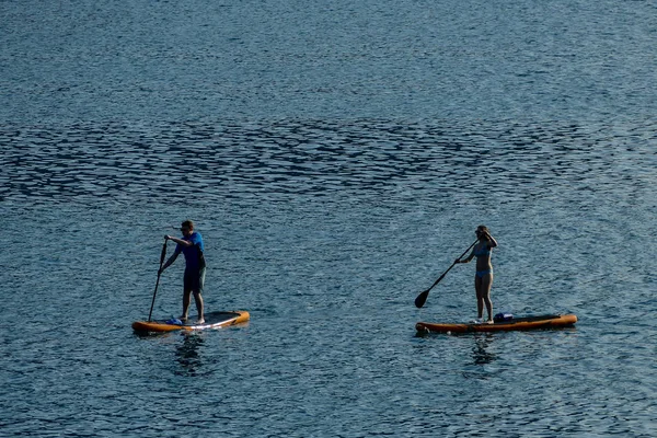 男人和女人皮划艇在湖 美丽的照片数码图片 — 图库照片