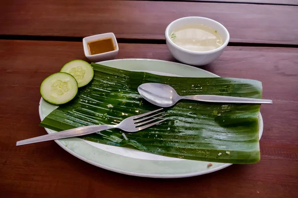 Salatalığın Üzerinde Bir Tabak Çatal Bıçak Güzel Fotoğraf Dijital Resim — Stok fotoğraf