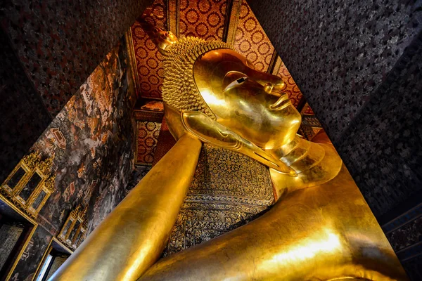 泰国曼谷Wat Pho Pho寺的静坐佛像 — 图库照片