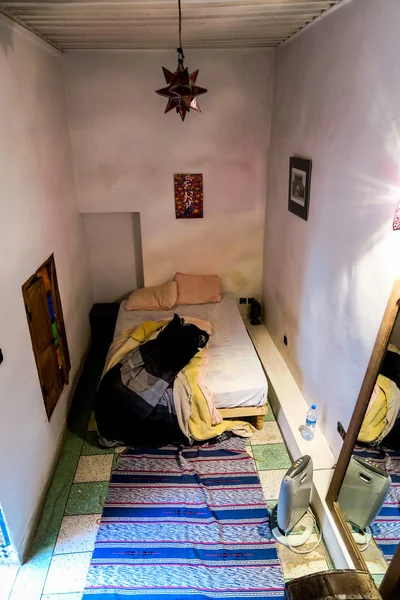 Slaapkamer Met Een Bed Een Vloerlamp Mooie Foto Digitale Foto — Stockfoto