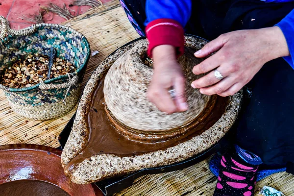 Добыча Арганового Масла Традиционной Каменной Ручной Мельницей — стоковое фото