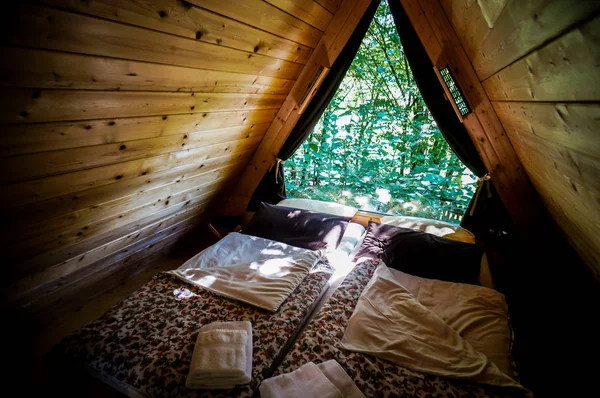 Ventana en una casa de madera, foto digital como fondo — Foto de Stock