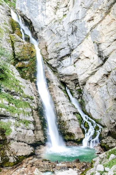 Wasserfall im Wald, digitales Foto als Hintergrund — Stockfoto