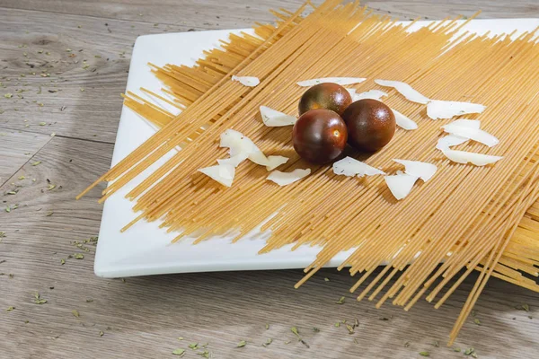 Espaguete Com Tomate Queijo — Fotografia de Stock