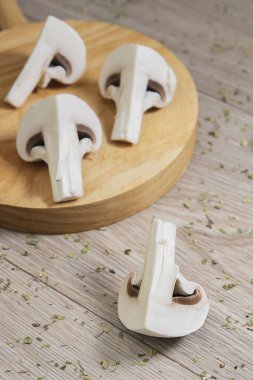 Lezzetli mantar kesilmiş parçalar halinde