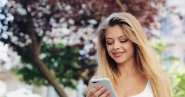 Güzel Avrupa şehirde yürüyüş smartphone kullanan genç kadın. Ağır çekim. Internet tarama, haritalar ve bilgi arama, iletişim kız. Seyahat