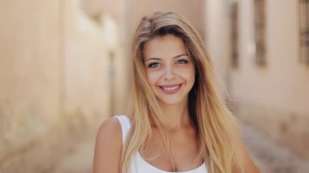 Portrét krásné mladé ženy s modrýma očima a atraktivní úsměv