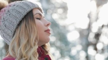 Kış şapkalı güzel kadın kar sahiptir ve ormanın içinde kar üzerinde derin ayakta dışında nefes. Portre turist yaşam tarzı. Kırmızı Epic vurdu