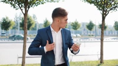 Para rüşvet almakla ve ceket cebinde hırıltı genç iş adamı. Kişi, iş, yolsuzluk, rüşvet ve dolandırıcılık kavramı