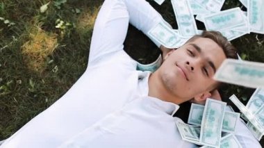 Para yalancı bir işadamı düşüyor. 100 dolarlık bir dizi yağmurla para faturaları iş style, yolsuzluk, kazanç, para, başarı, zafer, kariyer