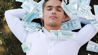 Para yalancı bir işadamı düşüyor. 100 dolarlık bir dizi yağmurla para faturaları iş style, yolsuzluk, kazanç, para, başarı, zafer, kariyer