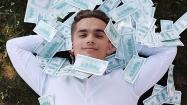 Para yalancı bir işadamı düşüyor. 100 dolarlık bir dizi yağmurla para faturaları iş style, yolsuzluk, kazanç, para, başarı, zafer, kariyer