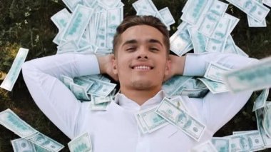 Para yalancı bir işadamı düşüyor. 100 dolarlık bir dizi yağmurla para faturaları iş style, yolsuzluk, kazanç, para, başarı, zafer, kariyer.