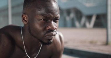 Bir tahta sokak eğitim, performans atletik Afrikalı-Amerikalı adam. Genç spor adamı egzersiz Spor Stadyumu yakınındaki egzersiz adam. Çapraz uygun eğitim. Kaslı zenci adam açık iterek