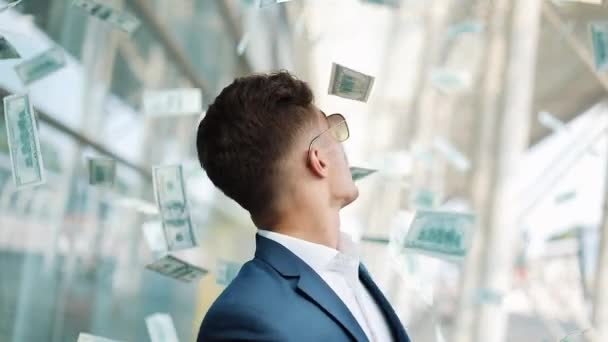 Gökten para yağmur yağar, Genç bir adam para yakalar. Bir işadamı para kaybediyor. İş, insan ve mali kavramı ve para kaybı — Stok video