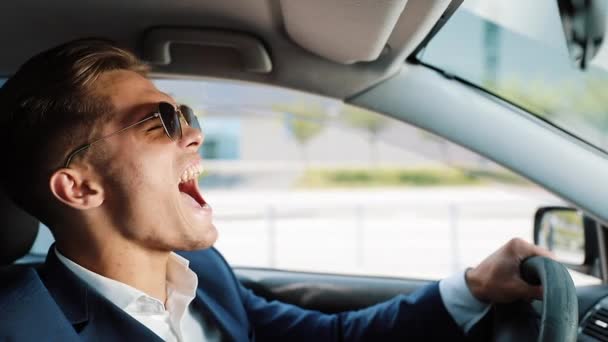 Deprimido e muito chateado jovem empresário no carro. Um homem bebe cerveja ao volante problemas na vida profissional ou pessoal — Vídeo de Stock