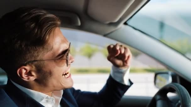 Deprimido e muito chateado jovem empresário no carro. Um homem bebe álcool ao volante problemas na vida profissional ou pessoal — Vídeo de Stock