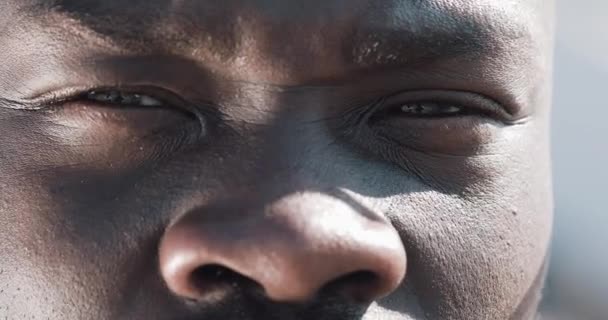 Homme afro-américain confiant et en colère regardant la caméra - en plein air. Trafiquant de drogue, prisonnier ou criminel debout contre une grille. Illégalité, meurtre, crime, vol, drogue. Gros plan — Video