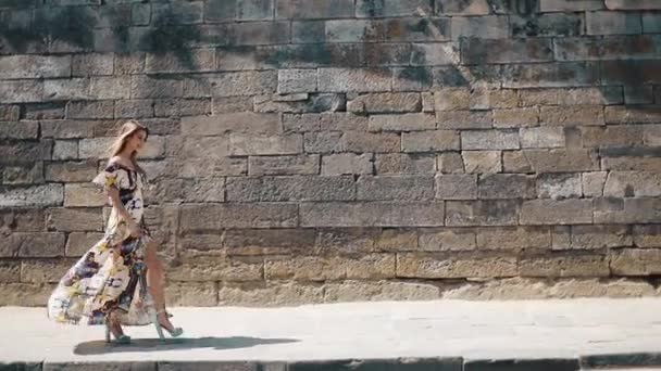 Mulher bonita caminhando pela rua europeia vestindo lente bonita sol vestido de verão. Viagem férias aventura férias — Vídeo de Stock