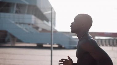 Afro-Amerikan erkek atlet atlet açık havada çalışan. Sağlıklı yaşam - çalışan. Yaz saati. Egzersiz, fitness ve spor başarı kavramları adam