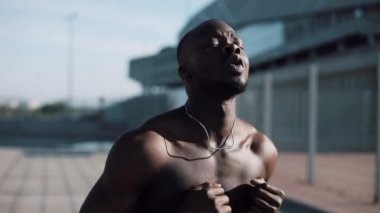 Afro-Amerikan erkek atlet atlet açık havada çalışan. Sağlıklı yaşam - çalışan. Yaz saati. Egzersiz, fitness ve spor başarı kavramları adam
