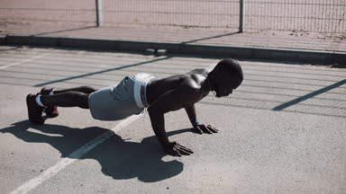 Atletik Afrikalı-Amerikalı adam şınav. Çapraz uygun eğitim. Egzersiz, fitness, motivasyon, çalışan.