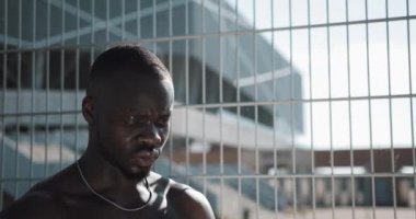 Siyah Afrika kökenli Amerikalı erkek atlet temiz soğuk su içme zor eğitimden sonra yorgun. Çapraz uygun eğitim. Egzersiz, susuzluk, fitness, motivasyon, çalışan