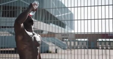 Siyah Afrika kökenli Amerikalı erkek atlet temiz soğuk su içme zor eğitimden sonra yorgun. Çapraz uygun eğitim