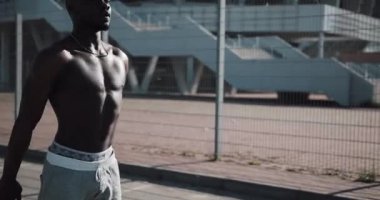 Yapan sportif Afro-Amerikan erkek açık havada spor stadium yanında ağız kavgası. Egzersiz, fitness, sağlık, Güzellik, motivasyon kavramı. Kırmızı Epic vurdu
