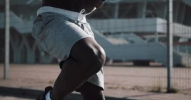 Afro-Amerikan atlet adam sıcak nokta dışarıda çalışıyor. Spor egzersiz motivasyon sağlıklı yaşam güneşli gün. Kırmızı Epic vurdu