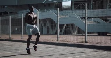 Afro-Amerikan atlet adam sıcak nokta dışarıda çalışıyor. Spor egzersiz motivasyon sağlıklı yaşam güneşli gün. Kırmızı Epic vurdu.