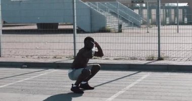 Yapan sportif Afro-Amerikan erkek açık havada spor stadium yanında ağız kavgası. Egzersiz, fitness, sağlık, Güzellik, motivasyon kavramı. Kırmızı Epic vurdu