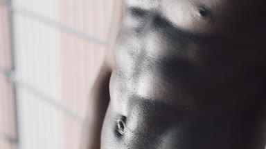 Mükemmel bir Abs. Kas siyah adam vücut geliştirmeci gösterilen adam. Poz adam ayakta dışında spor stadium yanında kasları gösterir. Kırmızı Epic vurdu