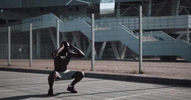 Yapan sportif Afro-Amerikan erkek açık havada spor stadium yanında ağız kavgası. Egzersiz, fitness, sağlık, Güzellik, motivasyon kavramı. Kırmızı Epic vurdu