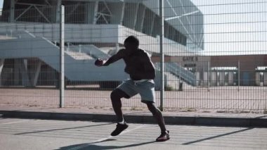 Yapan sportif Afro-Amerikan erkek açık havada spor stadium yanında ağız kavgası. Egzersiz, fitness, sağlık, Güzellik, motivasyon kavramı. Kırmızı Epic vurdu